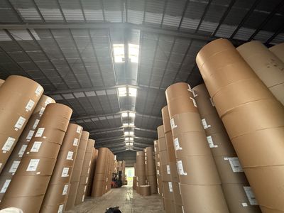 Nhân viên vận hành máy ở Long An