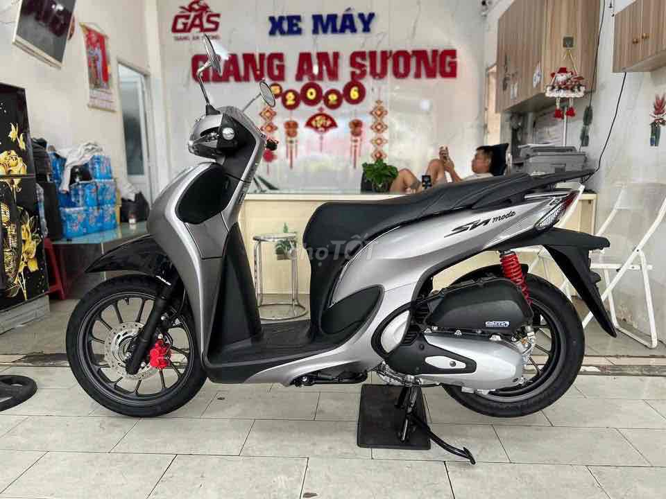 Модель Honda SH ABS 2025 серебристо-черная