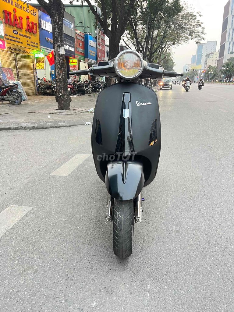 Xe điện Vespa đen nhám