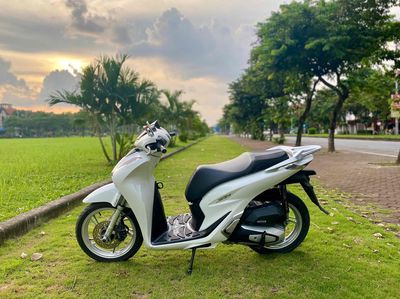 Honda SH 2021 trắng CBS 125i CC đi 2v zin ngon. Mua bán Xe máy tại Quận Long Biên Hà Nội được đăng bởi Đức