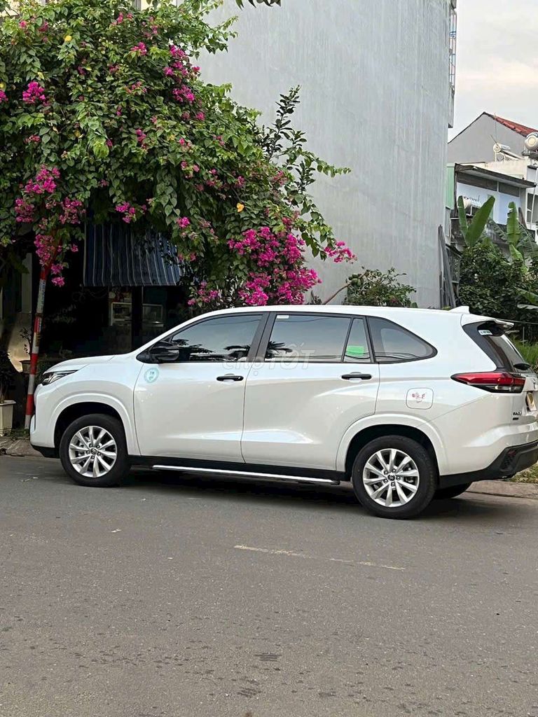 Ra mắt INNOVA CROSS 2026 8 chỗ tặng bảo hiểm PKien. Mua bán Ô tô tại Quận Hải Châu Đà Nẵng được đăng bởi ĐẠI LÝ TOYOTA ĐÀ NẴNG hình 1