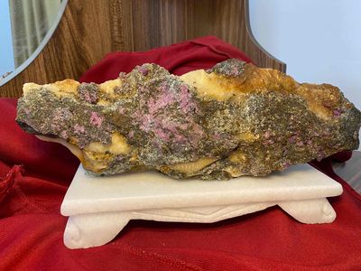 Ruby trên nền đá gốc như một bức tranh phong cảnh. Mua bán Đồ sưu tầm, đồ cổ tại Thành phố Vinh Nghệ An được đăng bởi Thích Sưu Tầm Đá Quý