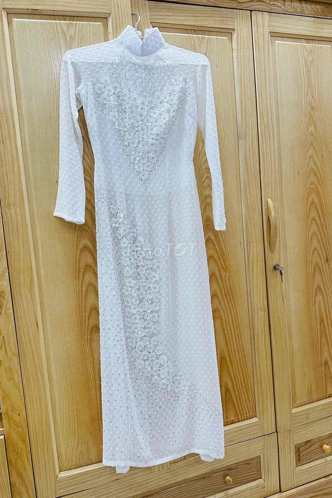 Bán áo dài trắng còn tốt đính hoa cườm lụa xịn