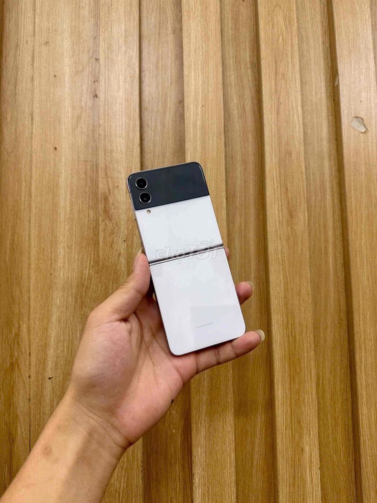 Samsung Z Flip 4 256GB Trắng. Mua bán Điện thoại tại Quận Đống Đa Hà Nội được đăng bởi Hanoi moibile đức hình 1