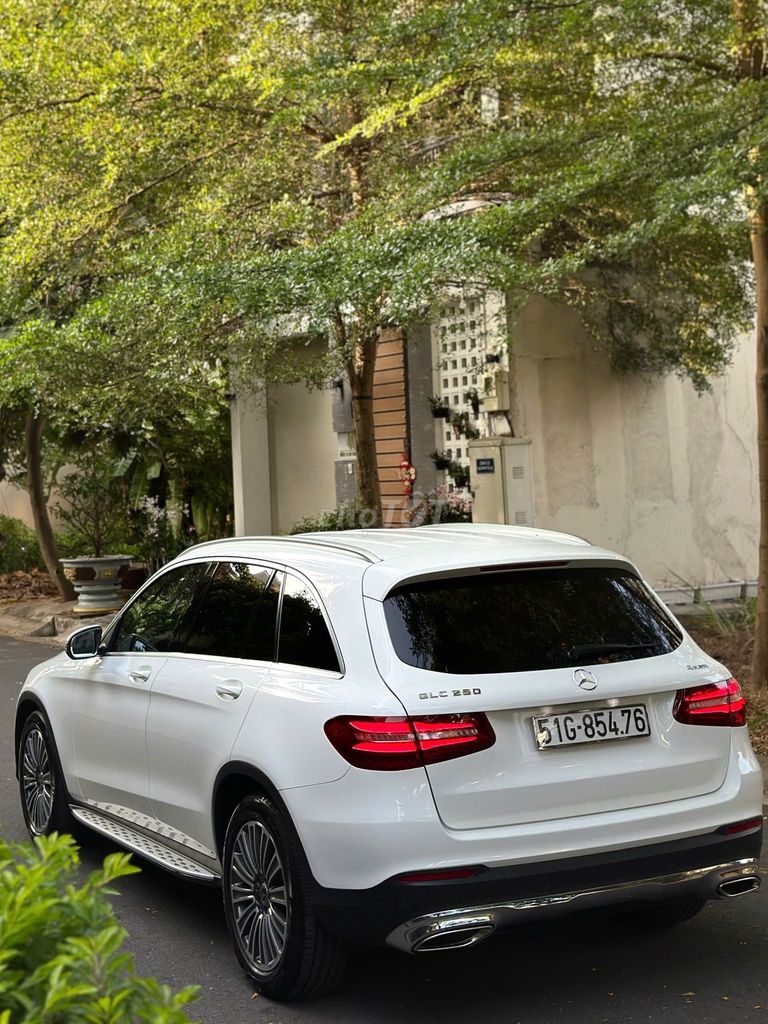 Merc GLC250 4Matic Trắng/Kem Odo chỉ 60 ngàn Km. Mua bán Ô tô tại Quận 8 Tp Hồ Chí Minh được đăng bởi Gon Nguyen hình 4