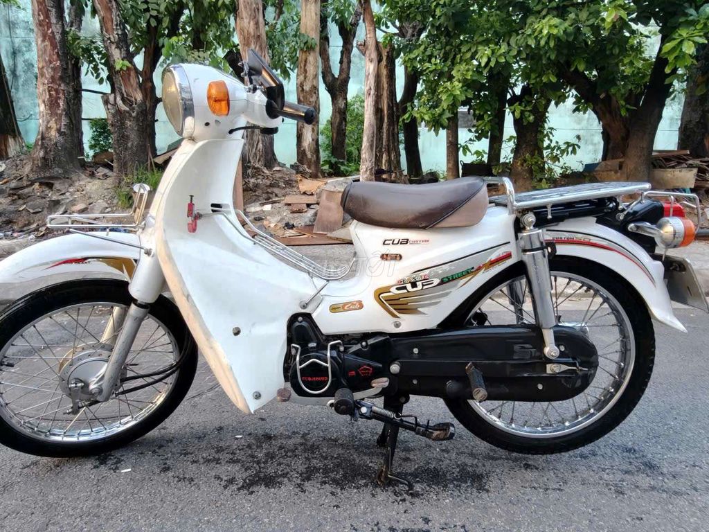Xe máy Honda Cub 50cc Trắng