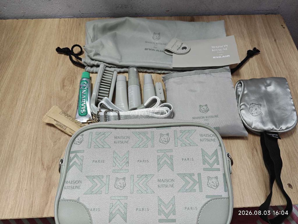 Bộ tiện ích du lịch EVA Air x Maison Kitsuné. Du lịch tại Huyện Hóc Môn Tp Hồ Chí Minh được đăng bởi Phương Anh hình 1