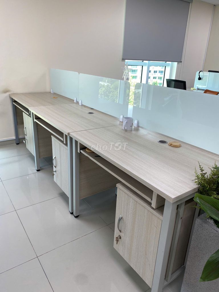 Bàn làm việc Gỗ MDF Kính Sắt Vàng Trắng mới 99%. Mua bán Bàn ghế tại Quận 12 Tp Hồ Chí Minh được đăng bởi Thuỳ hình 1