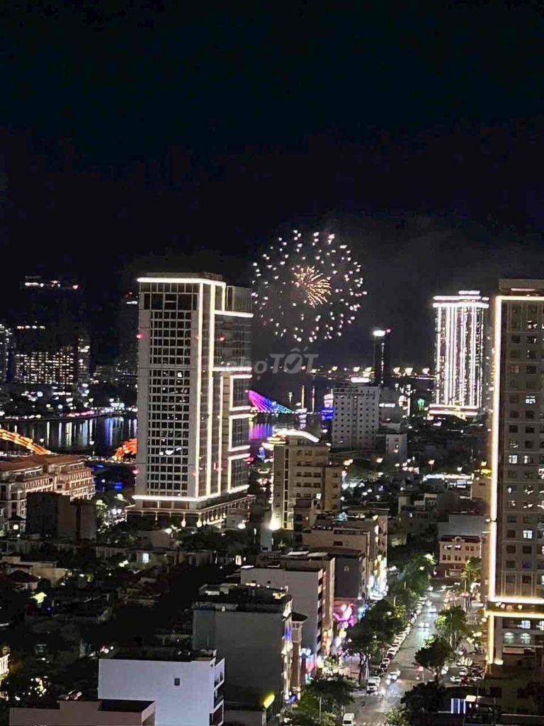 Căn hộ view pháo hoa view phố nội thất xịn