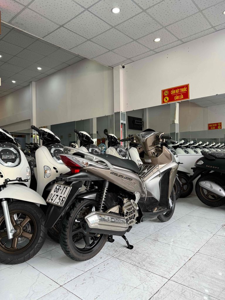 AIR BLADE 2012. Xém Cọp - Cực Đẹp - Máy Zin Êm Ấm. Mua bán Xe máy tại Thành phố Rạch Giá Kiên Giang được đăng bởi XE MÁY CŨ TÂN 128 hình 14