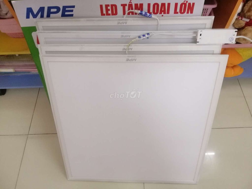 4 cái đèn led panel MPE 600x600 thả trần