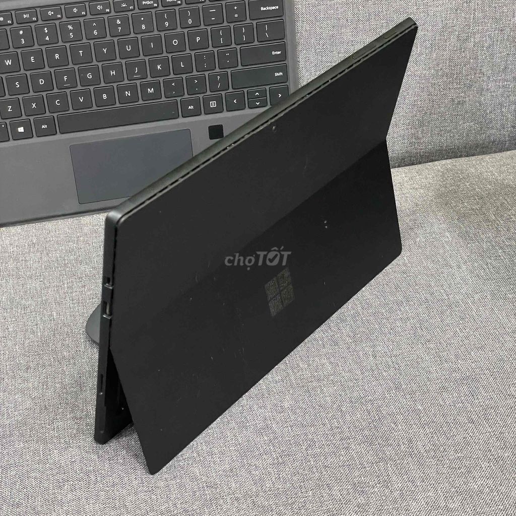 Surface Pro 6 sạc dưới 100 lần