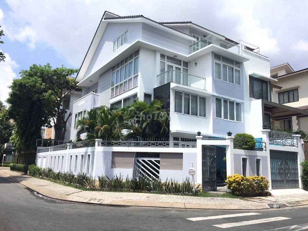 Аренда · 4 комн. · 220 м² · Quận 7, ул. Hoàng Quốc Việt