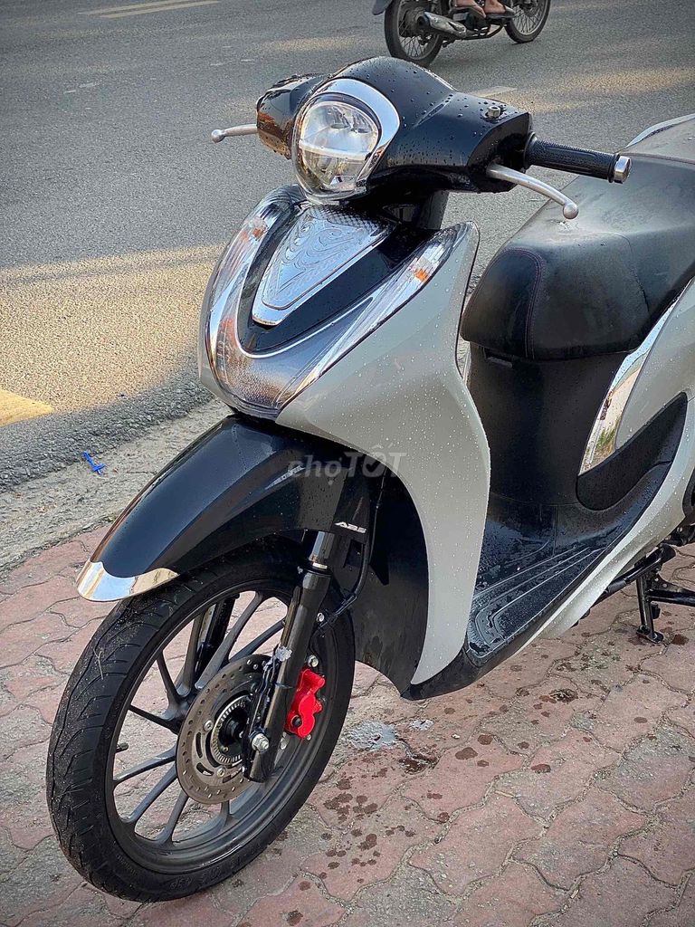 Honda SH mode 2023 ABS 5000km Bạc. Mua bán Xe máy tại Thành phố Thuận An Bình Dương được đăng bởi Cửa  Hàng xe máy An Lộc  hình 5
