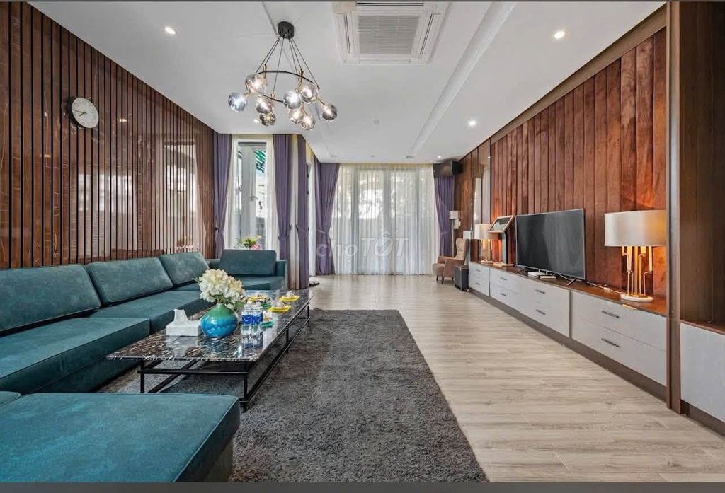 Cho thuê villa hồ bơi 3 tầng mặt tiền Nguyễn Đình Thi, Hoà Xuân