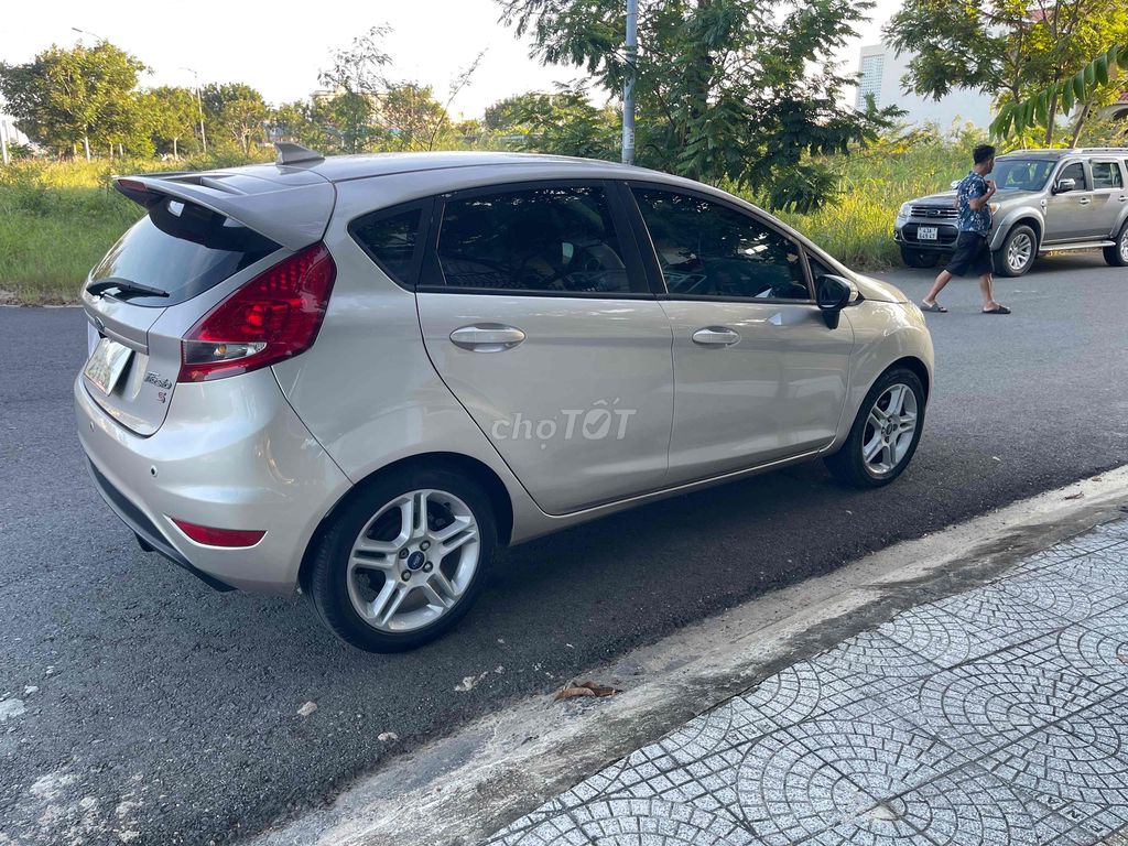 Автоматический золотой песок Ford Fiesta 2011 объемом 1,6 л