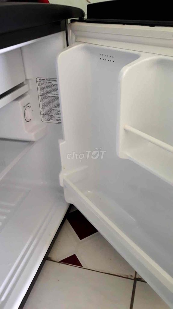 Tủ lạnh Aqua 50 lít AQR-D59FA (BS) Màu đen 99%