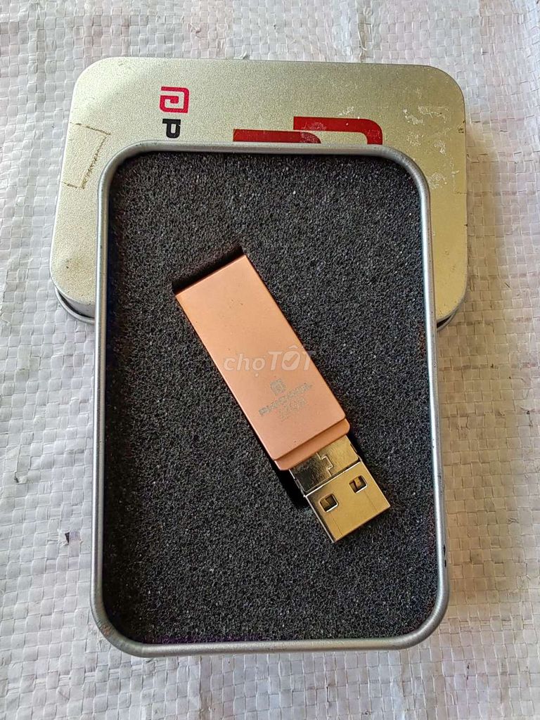 USB 32GB, màu đồng..Sử dụng 2 cổng : USB và IPhone