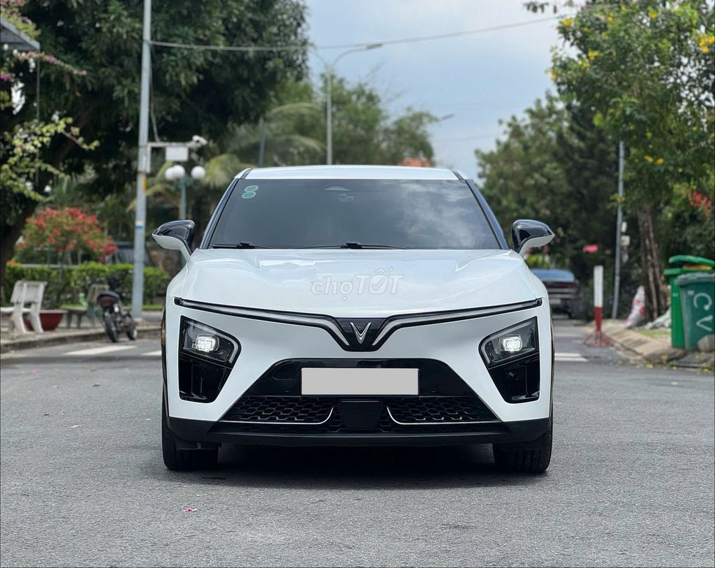 VINFAST VF7 PLUS 2025 полный привод батарея в собственности мало пробег