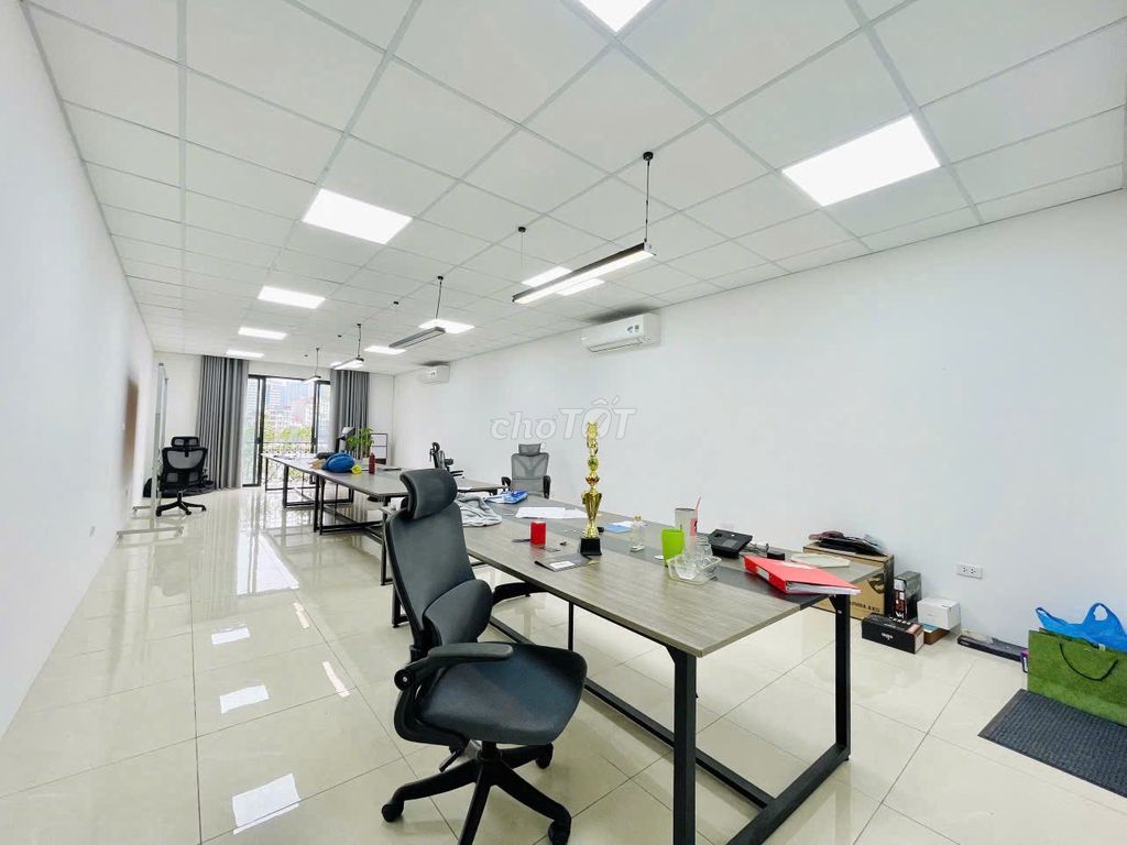 Cho thuê văn phòng tại đường Cát Linh sàn 60m2 thoáng nhiều ánh sáng.