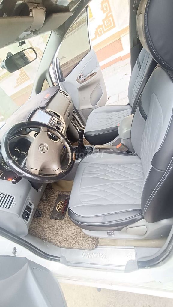 Toyota Innova 2.0 MT G 2011 белый 8 мест
