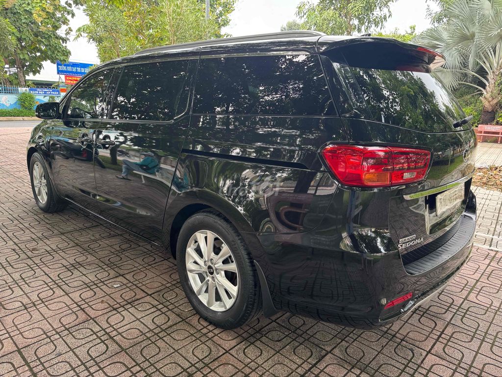 Kia Grand Sedona Premium Черный 50000 км