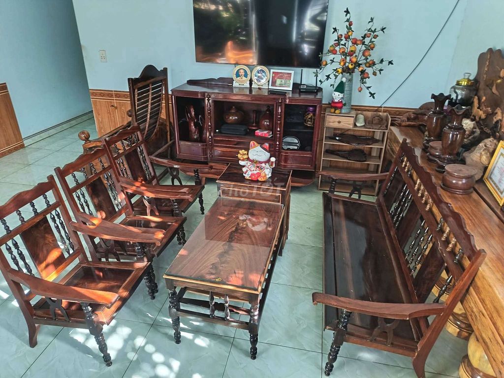 Bộ bàn ghế Gỗ Nâu Cổ điển. Mua bán Bàn ghế tại Thành phố Buôn Ma Thuột Đắk Lắk được đăng bởi Phát Tài Phát Lộc  hình 1