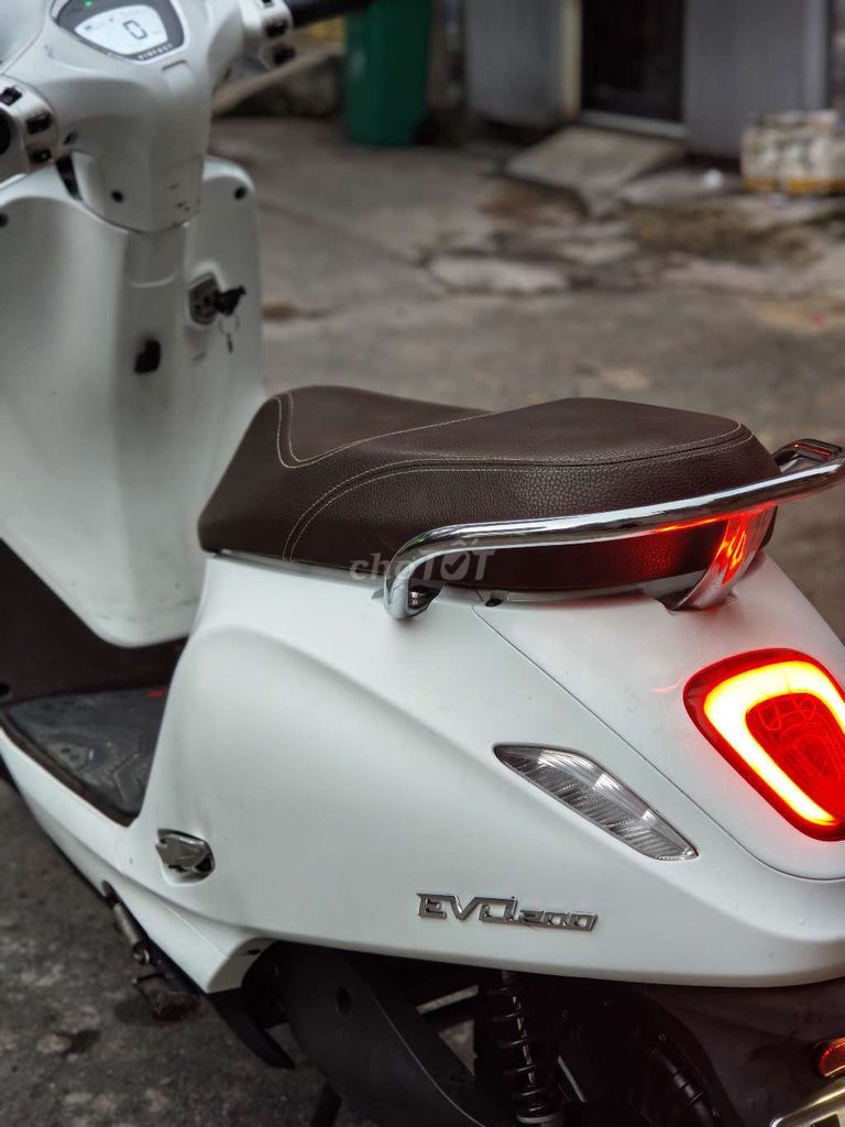 Электроскутер VinFast Evo 200 2024 Белый от собственника