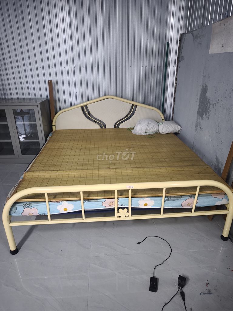 Giường sắt Sắt Vàng kem 1.8m x 2m. Mua bán Giường, chăn ga gối nệm tại Quận Sơn Trà Đà Nẵng được đăng bởi Mr Toàn hình 1