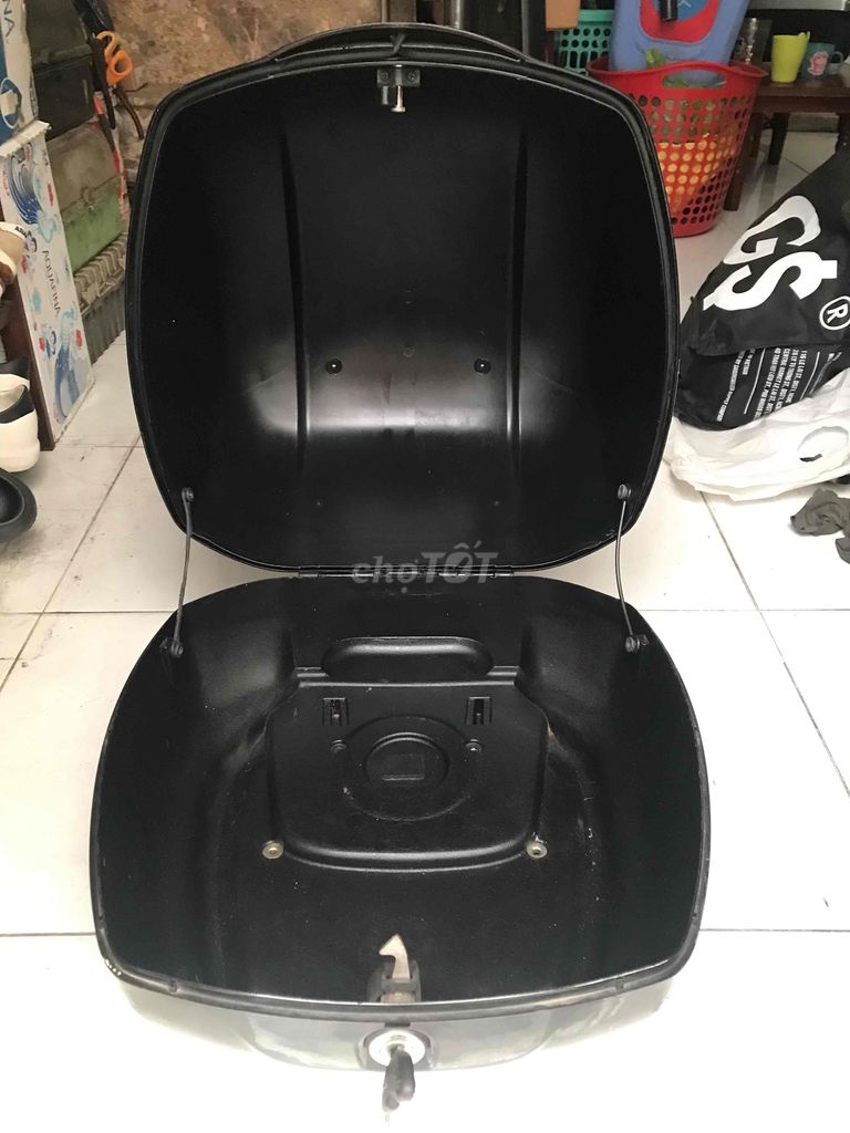 cần bán thùng zin theo vespa gts như hình. Mua bán Phụ tùng xe tại Quận Bình Thạnh Tp Hồ Chí Minh được đăng bởi Gia Bao hình 2