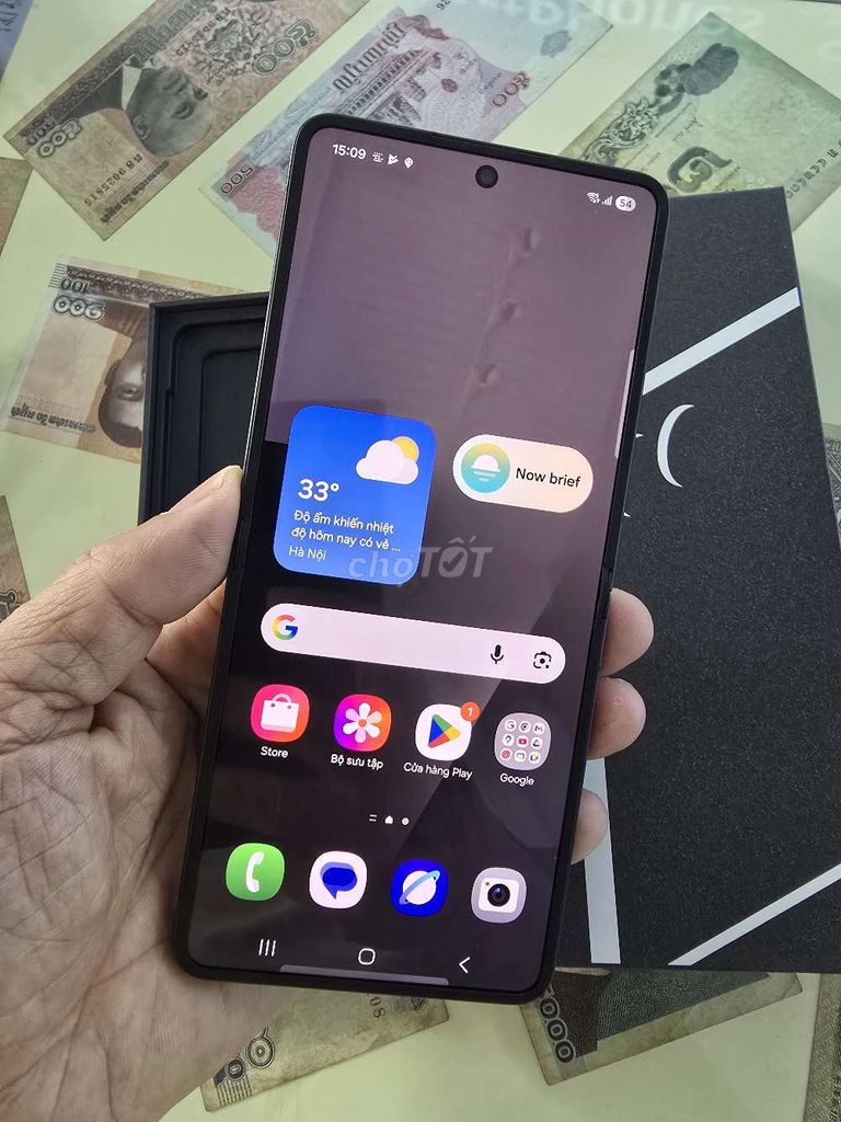 Samsung Z Flip7 256GB SSVN Đen keng. Mua bán Điện thoại tại Thành phố Buôn Ma Thuột Đắk Lắk được đăng bởi Lê Nguyễn SmartPhones hình 1