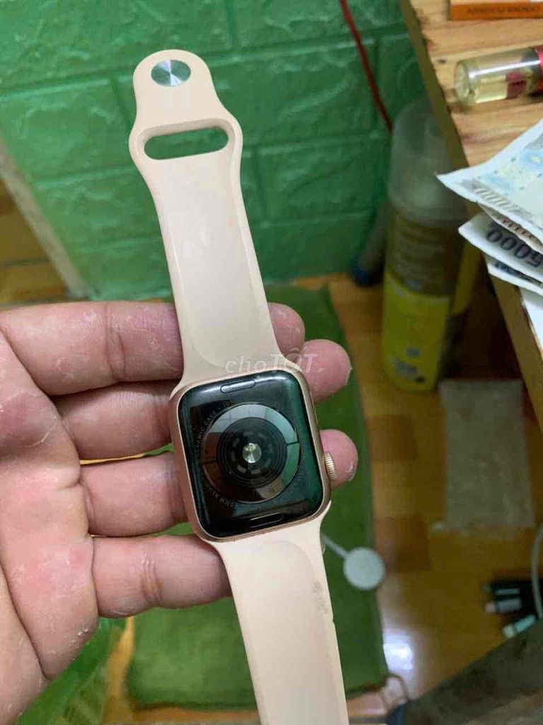 Apple Watch Series 4 Vàng hồng. Mua bán Thiết bị đeo thông minh tại Huyện Bắc Tân Uyên Bình Dương được đăng bởi Đỗ Hoàng hình 1