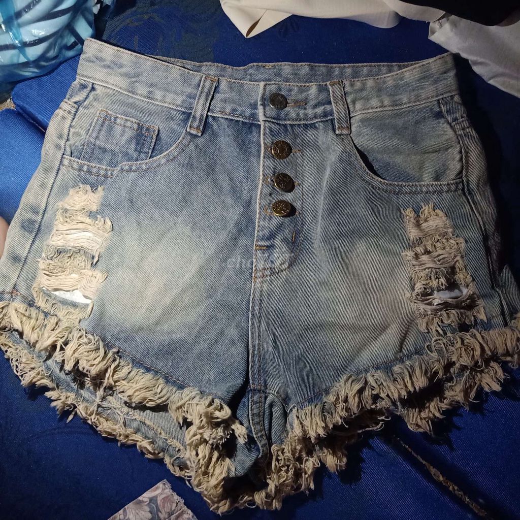 Quần short Jean nữ xanh nhạt rách gấu. Mua bán Quần áo tại Huyện An Biên Kiên Giang được đăng bởi Trương Thị Như Ý hình 1