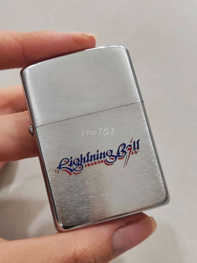 Zippo 1980 qua sử dụng còn đẹp