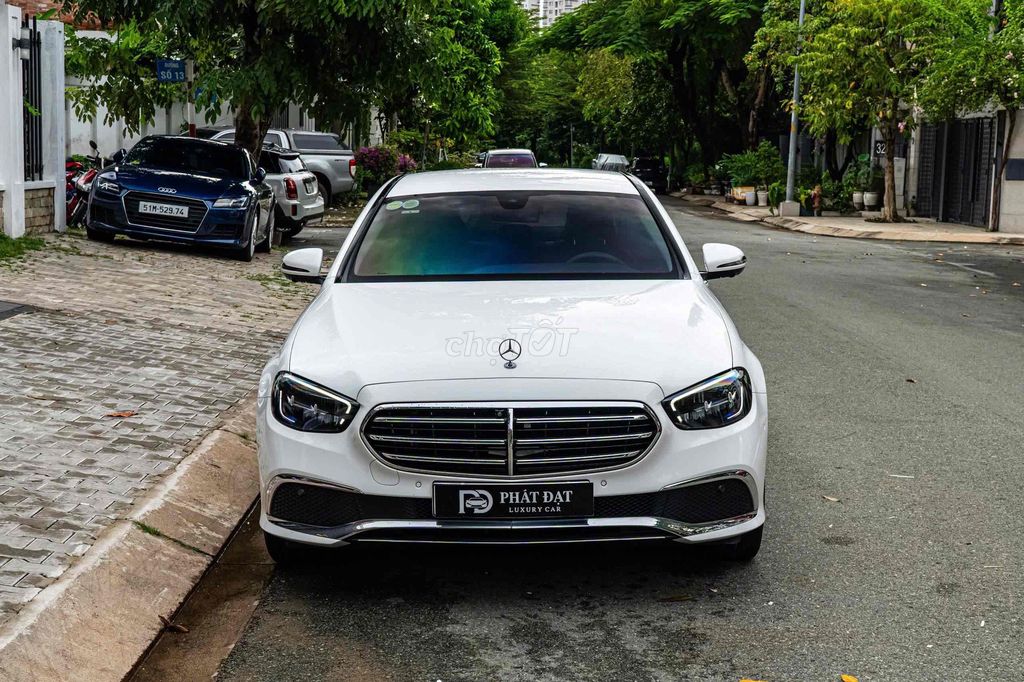 Mercedes E200 Exclusive 2023 белый 18 000 миль
