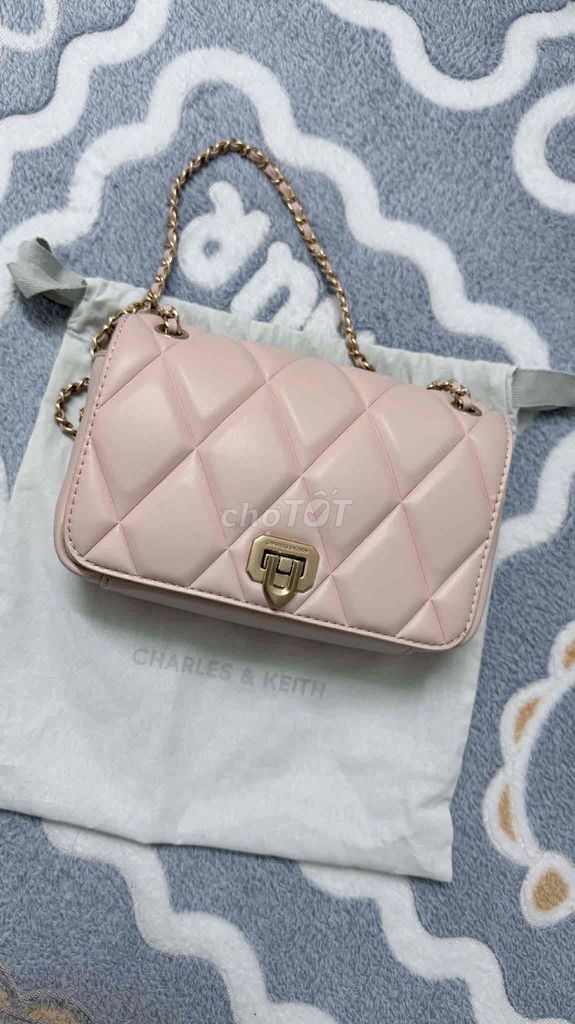 Túi xách Charles & Keith Da Hồng. Mua bán Túi xách tại Thành phố Thủ Đức Tp Hồ Chí Minh được đăng bởi Khánh Linh hình 1