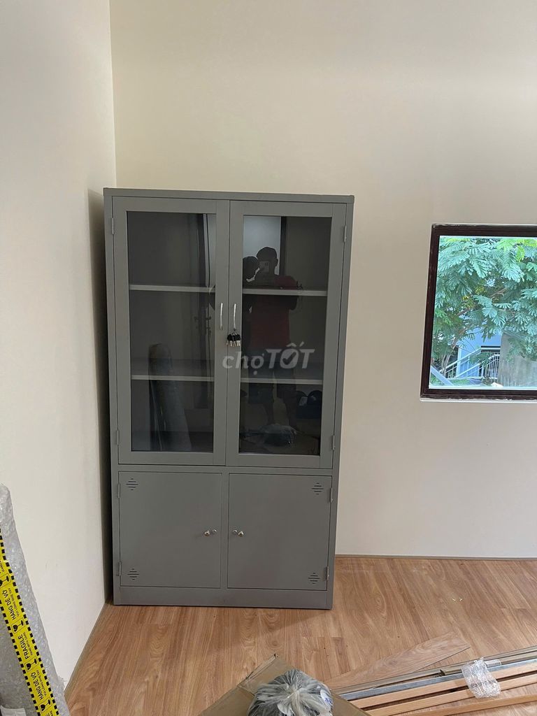 Tủ hồ sơ Kim loại Xám 2 cánh kính, 2 cánh sắt. Mua bán Đồ dùng văn phòng tại Quận Sơn Trà Đà Nẵng được đăng bởi THẾ GIỚI ĐỒ CŨ ĐÀ NẴNG hình 1