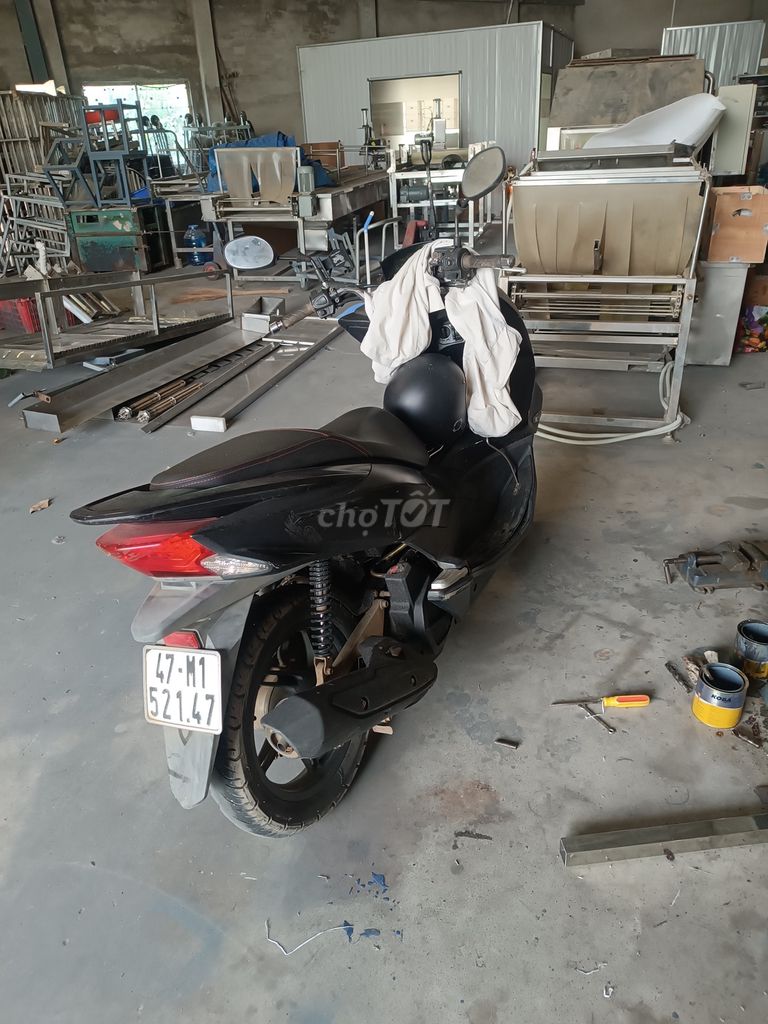 Xe máy Honda PCX 2017 màu đen nhám. Mua bán Xe máy tại Huyện Bình Chánh Tp Hồ Chí Minh được đăng bởi A Dũng hình 2