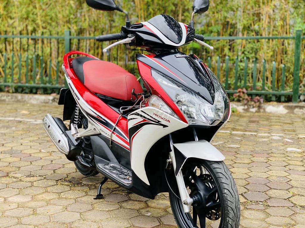Honda Air Blade красно-белый, родной мотор, отличное состояние