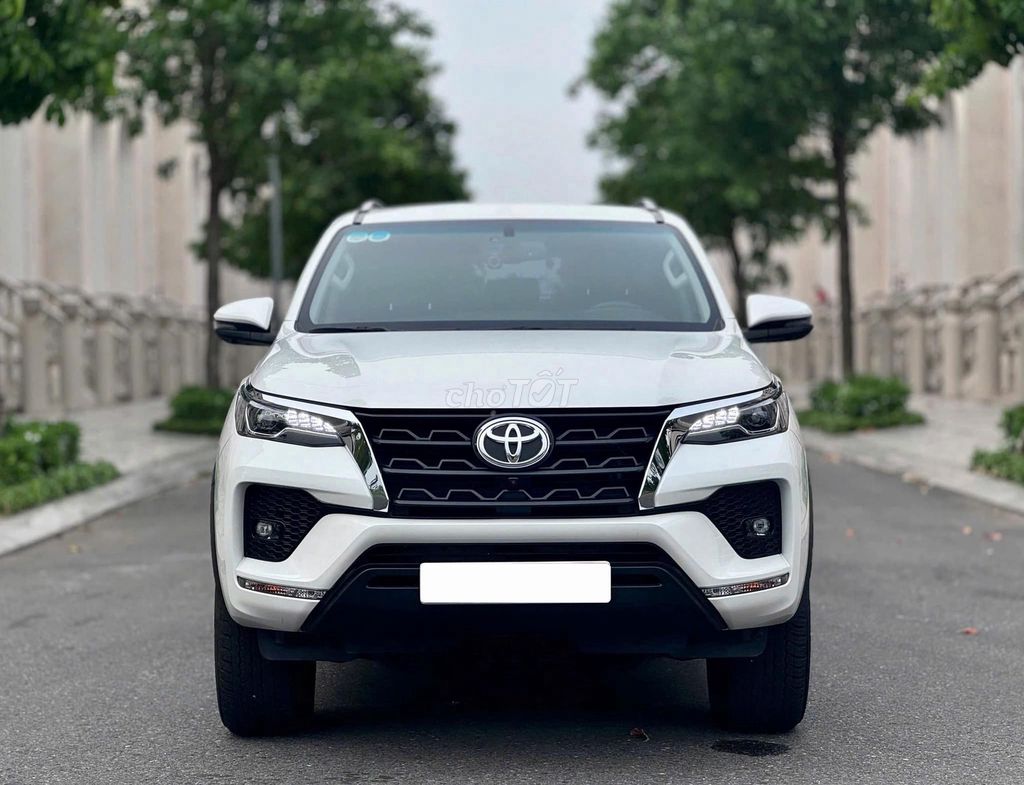 Toyota Fortuner 2024 2.7AT 4x2 xăng - 9.000 km.