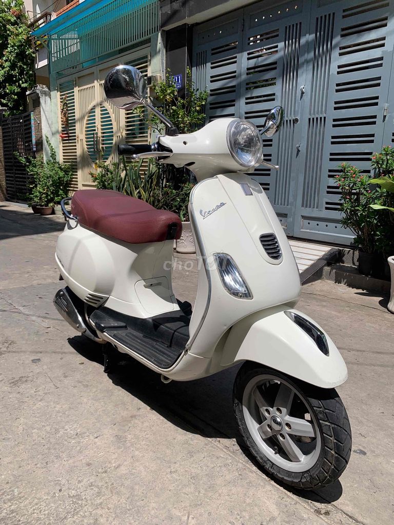 Белый Piaggio Vespa LX 125 3vie Fi 2013, номера Хошимина