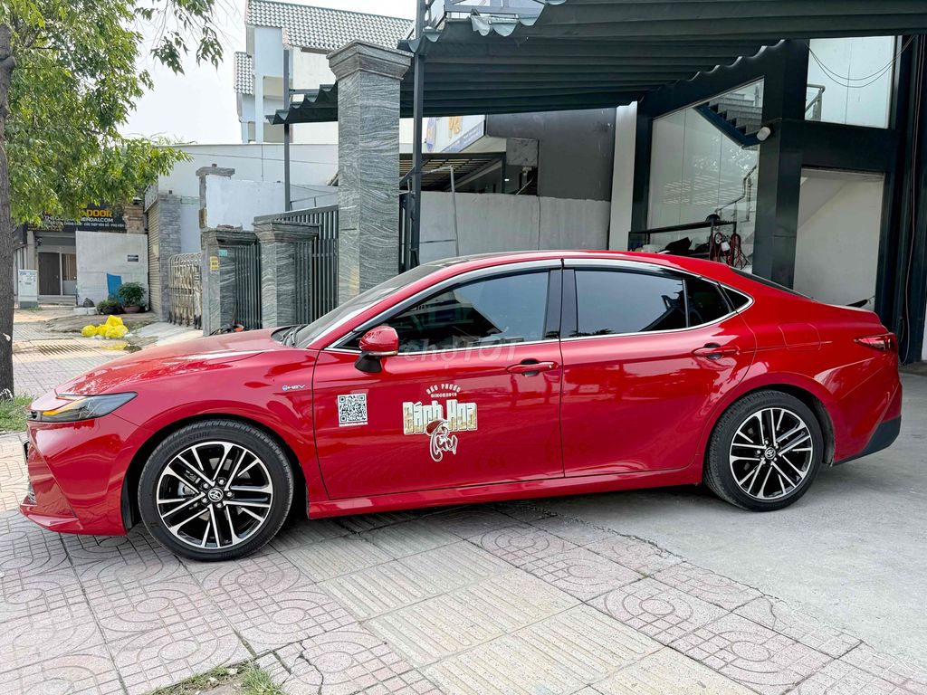 Цена на серфинг Toyota Camry 2.5Q HEV TOP 2025 года снижена