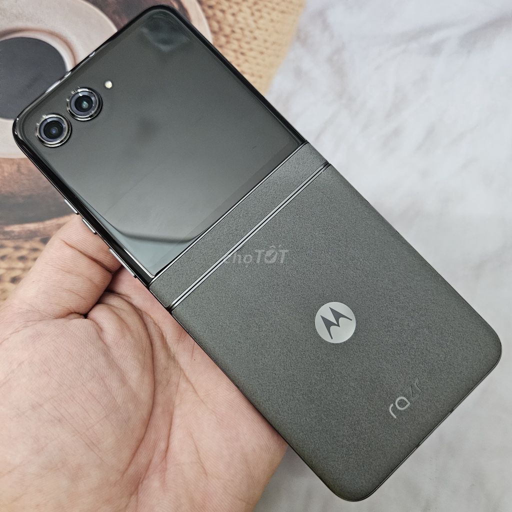Motorola Razr 50 5G 8GB/256GB Đen. Mua bán Điện thoại tại Quận Thanh Khê Đà Nẵng được đăng bởi Cửa Hàng Vietphones Store hình 1