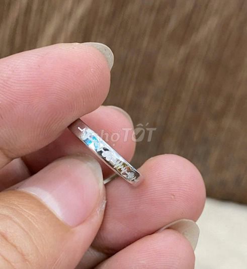 Nhẫn bạc Nữmạvàng trắng,form nhỏ,hoạ tiết tối giản. Mua bán Phụ kiện thời trang khác tại Quận 3 Tp Hồ Chí Minh được đăng bởi Hàng hiệu Secondhand hình 4