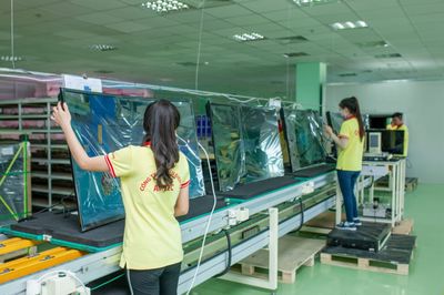 *** CÔNG NHÂN THỜI VỤ LÀM HÀN BO MẠCH TIVI
