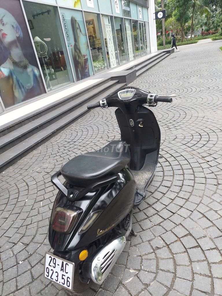 Bán xe Piagio Vespa  mầu đen chính chủ. Mua bán Xe máy tại Quận Hai Bà Trưng Hà Nội được đăng bởi Nguyễn Thu Thảo hình 9