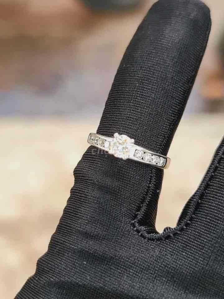 Nhẫn nữ kim cương thiên nhiên. Mua bán Phụ kiện thời trang khác tại Quận 1 Tp Hồ Chí Minh được đăng bởi Đồ hiệu trang sức giá tốt hình 1