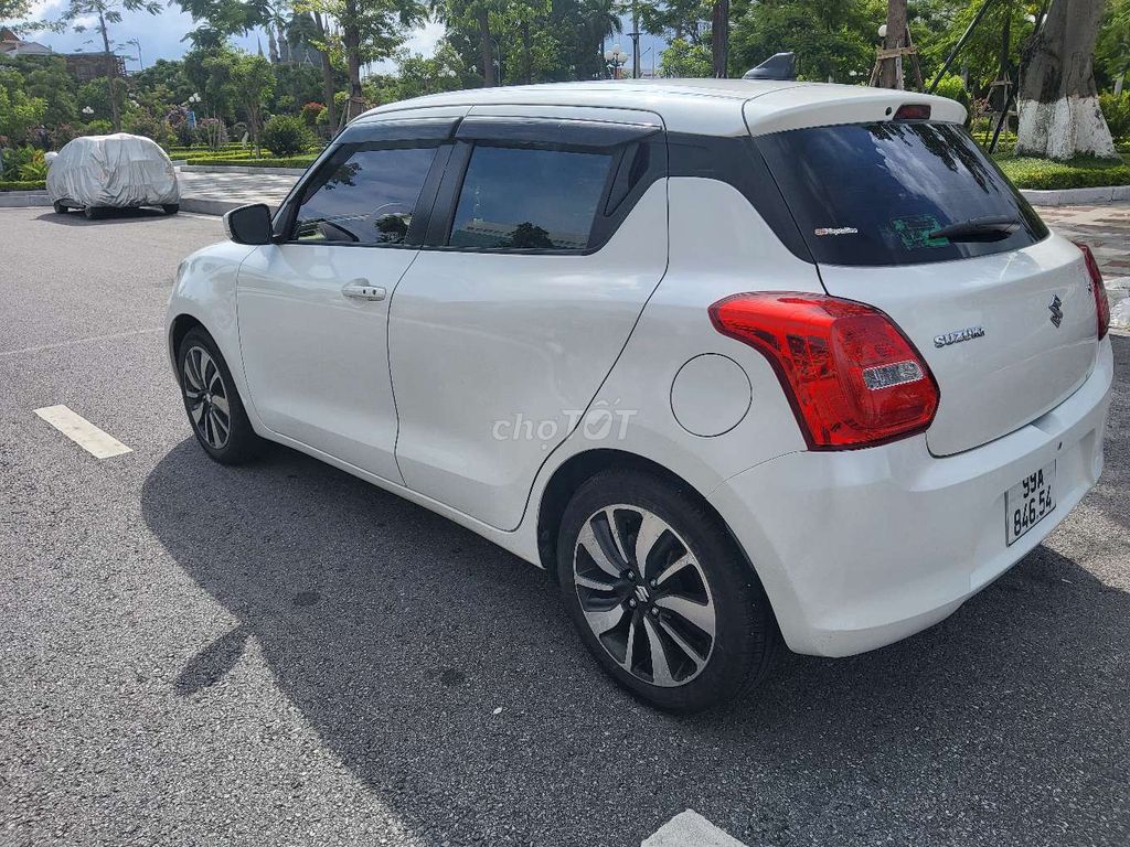 Suzuki Swift 2019 белый 5 мест 73 811 км