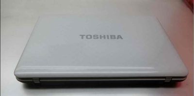 Laptop Toshiba màu trắng i3 14inch