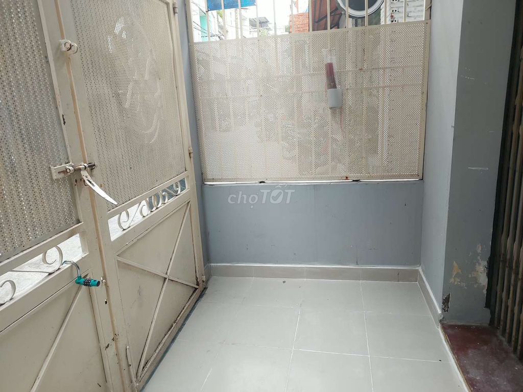 Угловой дом в переулке с подъездом для авто на улице Лаклонгкуан